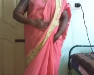भारतीय देसी प्रेमिका पत्नी और लड़के दोस्त बीएफ को नौकरी करने के लिए दोस्त के लिए बिल्ली दिखाते हैं