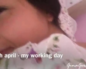 निर्दयी बेब एक मॉडल के रूप में काम कर रहा है, लेकिन उसकी नौकरी में हर दिन कमबख्त भी शामिल है।
