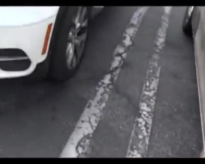 एक डिक की सवारी करने की कोशिश करते हुए कार में किशोर गड़बड़।