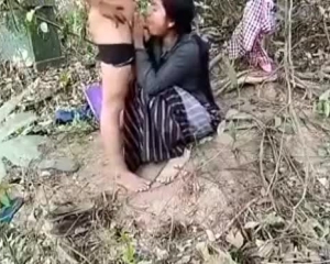 छोटे स्तन के साथ विदेशी प्रेमिका गेराज में एक अच्छा पीछे बकवास प्यार करता है