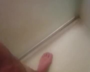 जापानी बेब अपने बेडरूम में एक बड़ा, काला मुर्गा चूसने के बाद गर्म स्नान करना पसंद करता है
