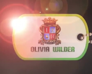 ओलिविया वाइल्डर बड़े प्राकृतिक उल्लिखित रेडहेड को गैप कर रहा है