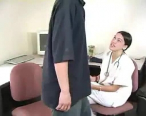 स्थायी किशोर उसकी महिला चिकित्सक को अपने शौचालय को चूसने की अनुमति देता है!