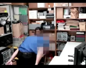 बॉस ने समलैंगिक सहकर्मी को तंग काले गधे के साथ पकड़ा