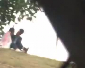 पार्क में एक सफेद लड़की द्वारा Jmp'ed होने के दौरान क्लाइंट और कमिंग में काले पुरुष हस्तमैथुन