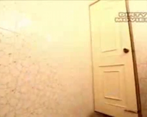 बाथरूम दृश्य में जंगली भारतीय कॉलेज लड़की बिल्ली बकवास