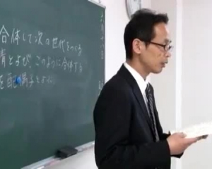 शरारती जापानी स्कूली छात्रा अपने शिक्षक को उसके लाल पेटी को तोड़ती है