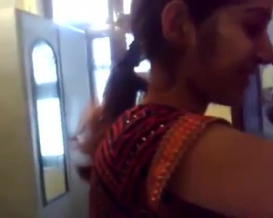 भारतीय ड्राइवर बना महिला चुंबन उसके डिक