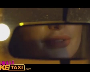 महिला नकली टैक्सी सेक्सी सबवे राइडर भरा नायलॉन और किंकी बिस्तर, पीओवी शैली, बड़ा डिक चूसना