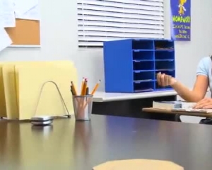 शिक्षक एक गर्म समय स्पिन सबक देता है।