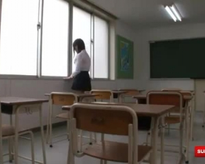 विनम्र शिक्षक ने कक्षा कक्ष पर लाल स्ट्रैपआन के साथ दंडित किया।
