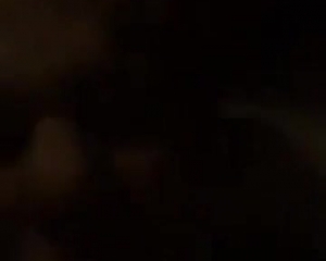 ब्लैक गार्टर बेल्ट में किंकी गोरा फूहड़ उसे एक वेश्या की तरह कमबख्त करने से पहले अपने साथी के डिक को चूस रहा है।