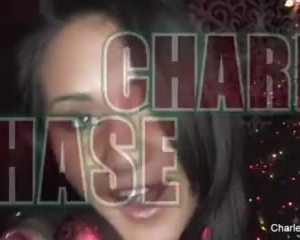 चार्ली चेस और महिला एजेंट कार्यालय में एक दूसरे के साथ भाप सेक्स कर रहे हैं
