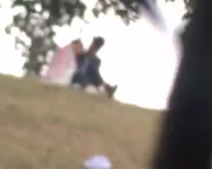 एक स्थानीय पार्क में बड़ी लड़की ने अपने सुंदर बैक यार्ड दोस्तों द्वारा गैंगबैंग किया