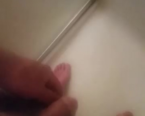 जैस्मीन ट्रान स्नान के बजाए स्नान में गड़बड़ हो रहा है, क्योंकि उसे एक संभोग की जरूरत है।