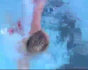खूबसूरत श्यामला, दावा फॉक्सक्स एक स्विमिंग पूल परिचर द्वारा धोए गए पूल में घुटने टेक रहा है।