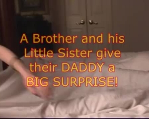 दो लड़कियां एक दूसरे के डिक को चूस रही हैं, जबकि एक भाग्यशाली लड़का उनमें से एक वीडियो बना रहा है।