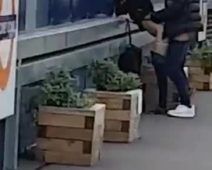 लवली कुतिया ट्रेन स्टेशन पर एक अजनबी द्वारा वास्तव में कड़ी मेहनत की।