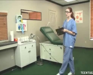 मरीज पर हाथों से किन्नर नर्स टच लंड।