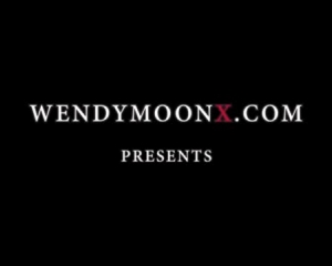 वेंडी चंद्रमा एक मीठा श्यामला है जो जंगली सेक्स, बाहर होने के बारे में सपने देख रहा है।