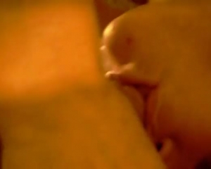 टकीला और लेसी अधोवस्त्र में गर्म श्यामला स्ट्रिपिंग और उसकी योनी के साथ खेलना।