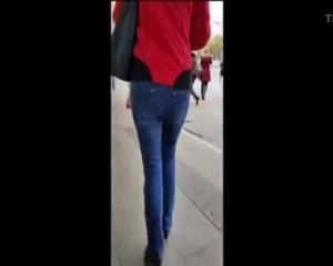 लाल बालों वाली महिला ने फर्श पर एक छोटा अश्लील वीडियो बनाने के लिए एक चुनौती स्वीकार की