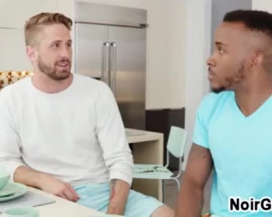दो गंजा काले आदमी छोटे फूहड़ के साथ यौन संबंध रखते हैं, जबकि वे अपने दोस्त को कमबख्त कर रहे हैं