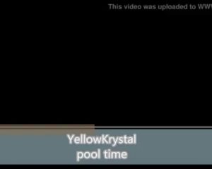 सेक्सी गोरा किशोर उसके स्विमिंग पूल के पास प्रस्तुत