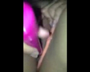 बालों वाली बिल्ली के साथ नेर्डी श्यामला एक सिगरेट धूम्रपान कर रहा है और अपने सुंदर गुलाबी कंपन के साथ खेल रहा है