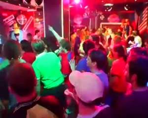लैटिन वेशर सभी लोगों को तोड़ने के बाद, समूह सेक्स पार्टी में अपने समूह सेक्स गेम को बदल रहे हैं