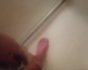 भाग्य अपने सुंदर साथी के साथ, बाथरूम में, फर्श पर कोमल गुदा सेक्स कर रहा है