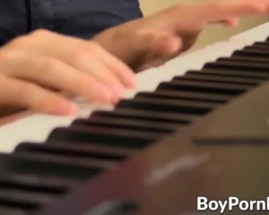 नकद के लिए शिक्षक द्वारा गड़बड़ भव्य गोरा पियानो छात्र