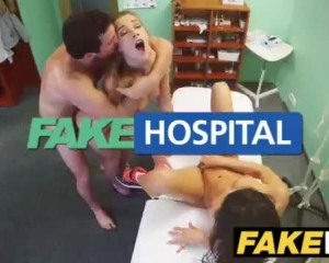 नकली अस्पताल के डॉक्टरों की विशाल चुभन गर्म पुर्तगाली कंचन होंठ फैलता है