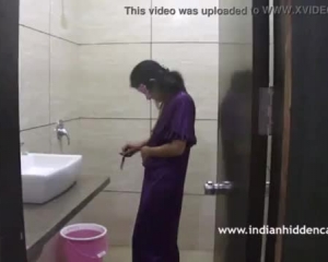 एमएमएस स्कैंडल भारतीय भाभी नग्न शॉवर में