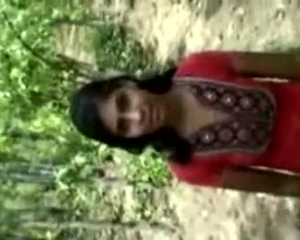 भारतीय गांव की महिला जंगल में खेली