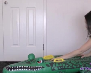 Inflatable Groping Extascy - एकल लड़की अपने मगरमच्छ रेलिंग पर बंद हो जाता है